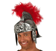 Capacete romano de prata com penas